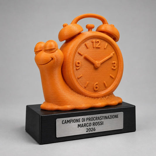 Trofeo Campione di Procrastinazione Personalizzato, Lumaca con Sveglia, Regalo Divertente per Collega, Amico o Ufficio