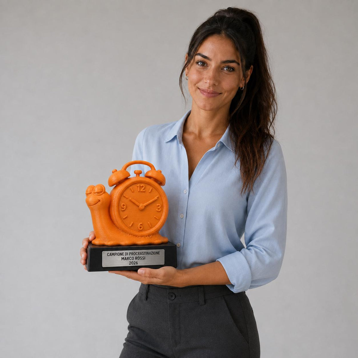 Trofeo Campione di Procrastinazione Personalizzato, Lumaca con Sveglia, Regalo Divertente per Collega, Amico o Ufficio