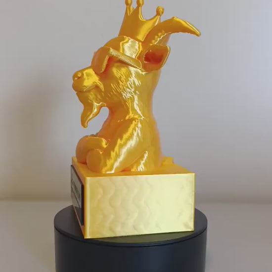 Regalo Divertente Amici, Statuetta Trofeo G.O.A.T. "Goat Award Greatest Of All Time", Capra con Corona e Occhiali, Premio Migliore di Sempre